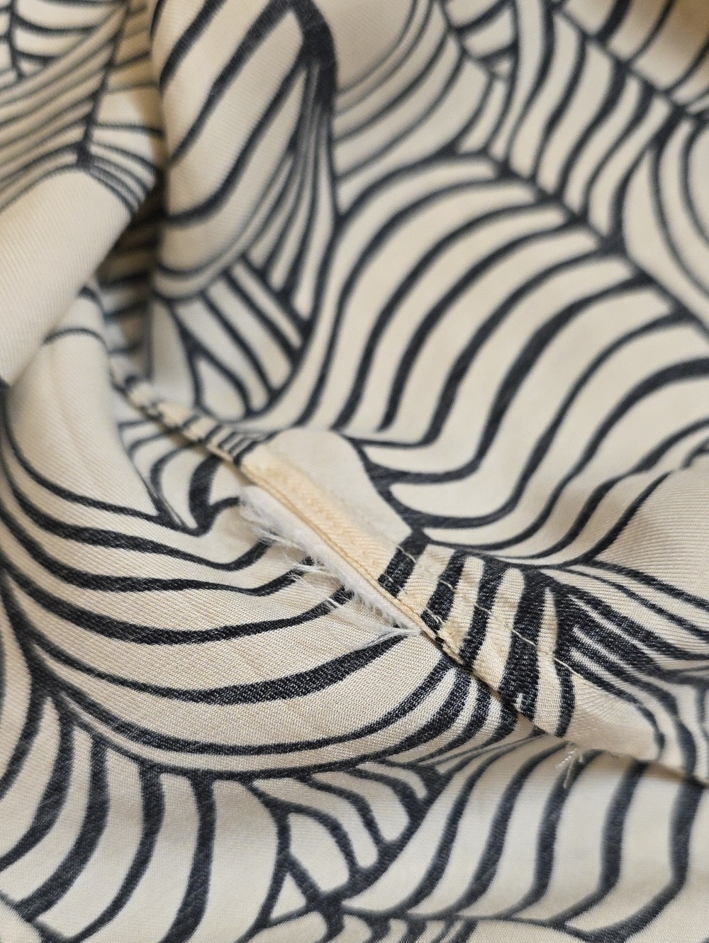 Reiss Cream and Black Wave-Print Lightweight Blouse Size 6 - Picture 8 of 12